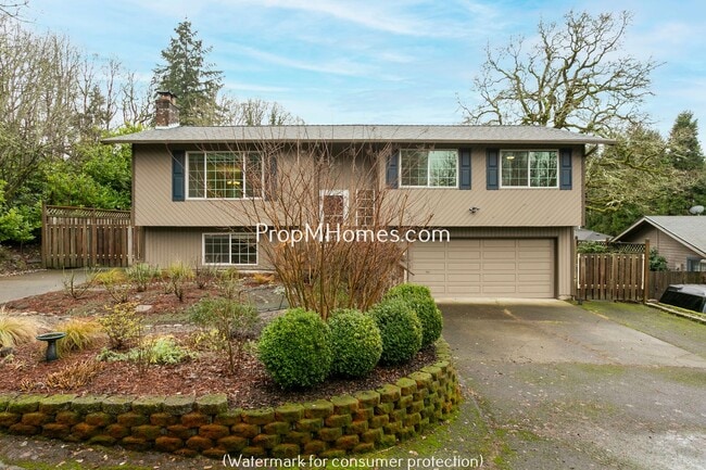 Building Photo - Spacious Four Bedroom Split-Level Home In Milwaukie!