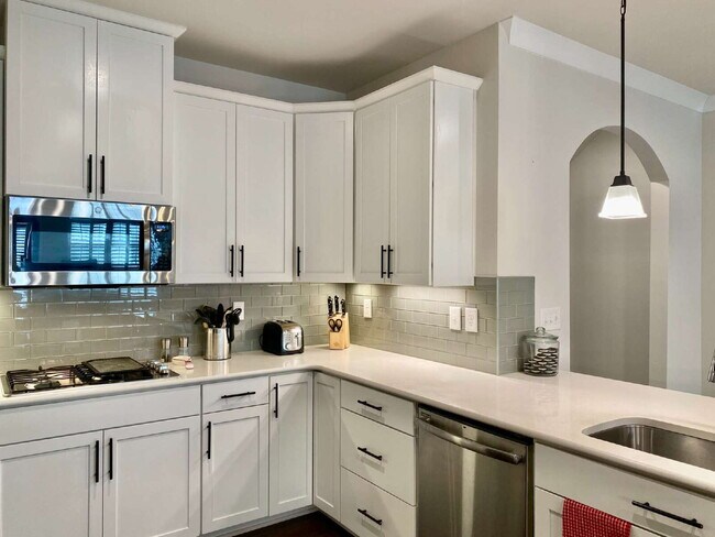 Building Photo - GORGEOUS TOWNHOME IN SOUTH PARK