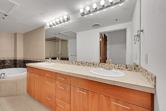 Building Photo - $2,350.00 - 1 Bed 1 Bath Condo with Centra...