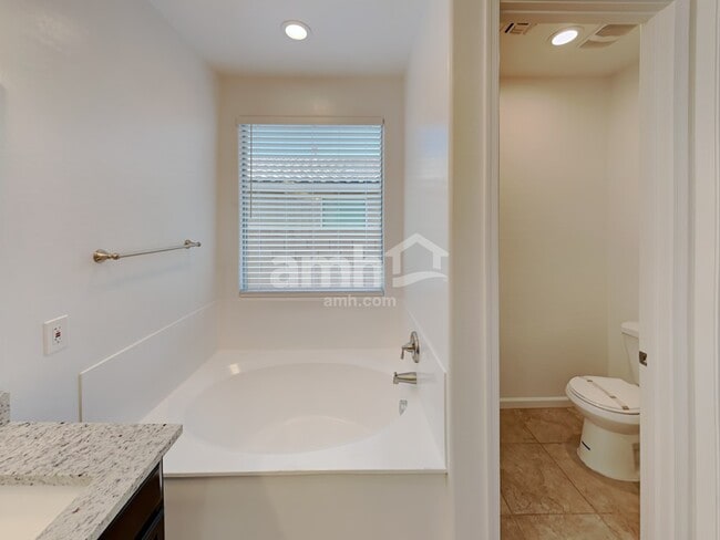 Building Photo - 215 E Salerno Way