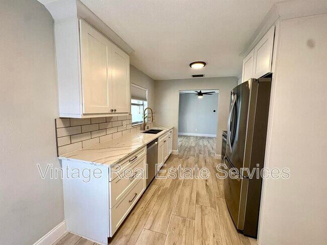 Building Photo - 1074 S Woodbrook Drive South