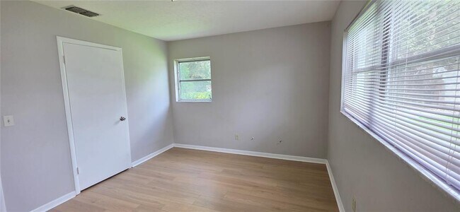 Building Photo - 410 S Oakwood Ave