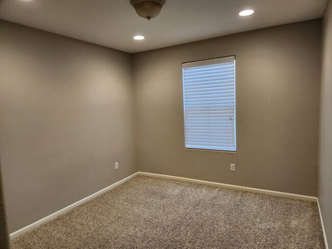 Building Photo - 131 Candela Cir