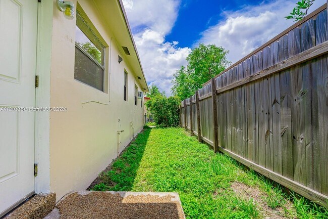 Building Photo - 805 NW 3rd Terrace