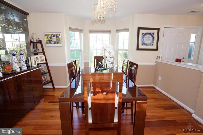 Building Photo - 201 White Pine Ct