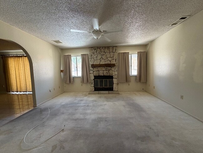 Building Photo - 3 Bedroom 2 Bathroom House with 2 Car Garage Located in Lenwood