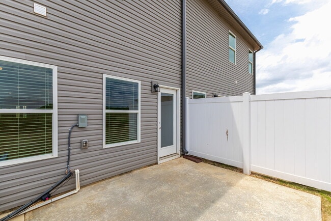 Building Photo - 7574 Discovery Pt Dr NW
