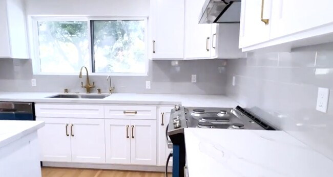 Kitchen - 1847 Stearns Dr