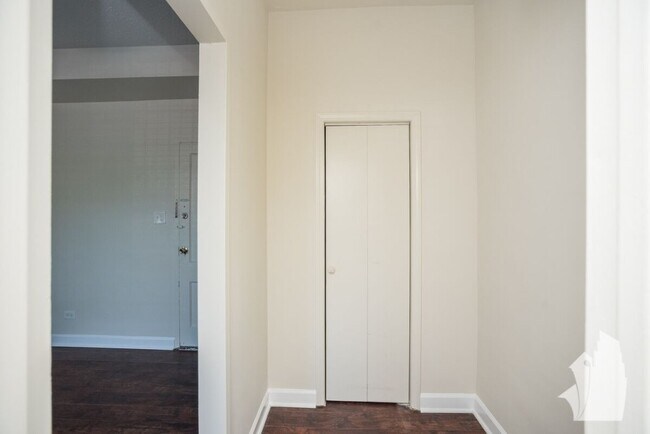 Building Photo - 3340 N Marshfield Ave