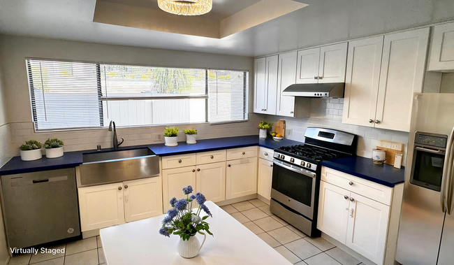 <<< spacious mast bedroom, pool, new kitch... - 756 S Garfield Ave