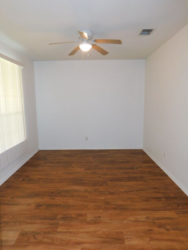 Building Photo - Large 4 bed house with master downstairs a...