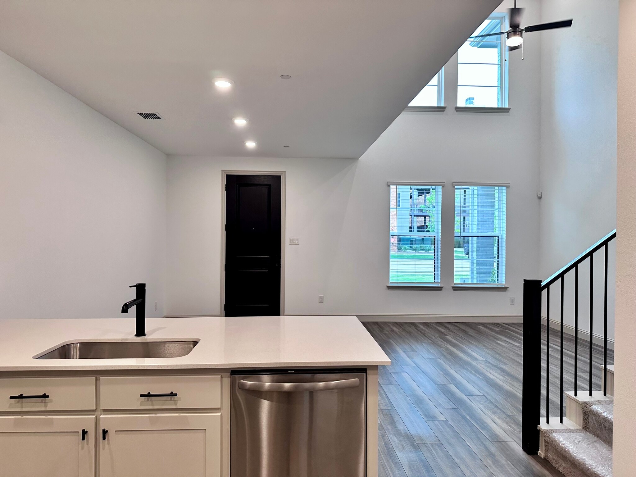 Building Photo - 609 Friendswood Dr