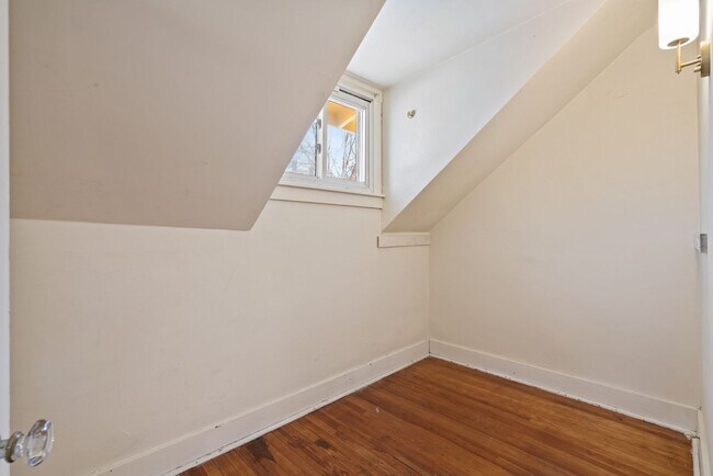 Building Photo - **Price reduction** Spacious 3-Bedroom Hom...