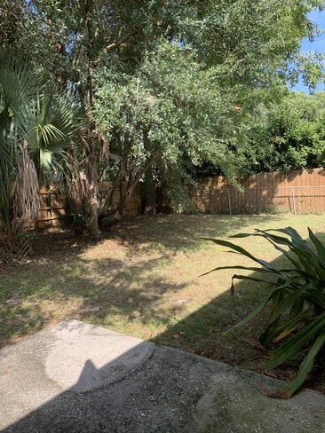 Building Photo - 1077 Shady Hollow Dr