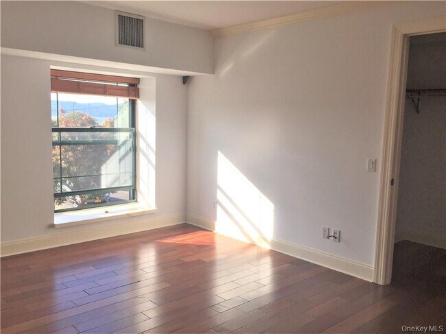 Building Photo - 1 S Astor St