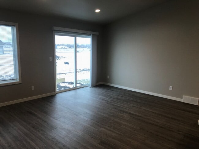 Building Photo - 4 Bed 3 Bath Single Family Home