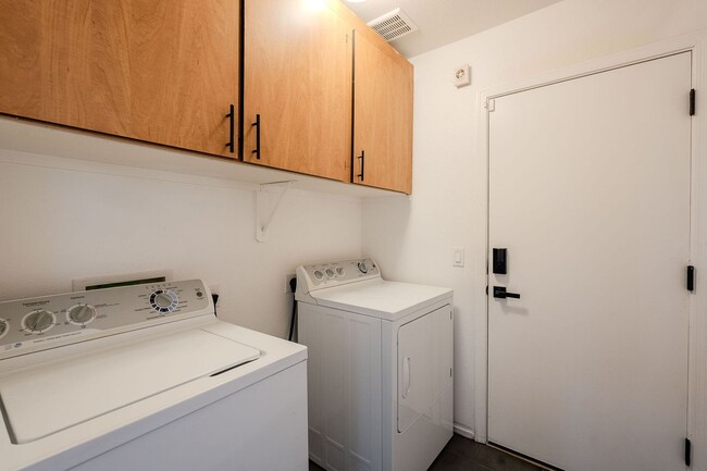 Building Photo - YEAR END MOVE IN SPECIAL!  NEWLY RENOVATED...