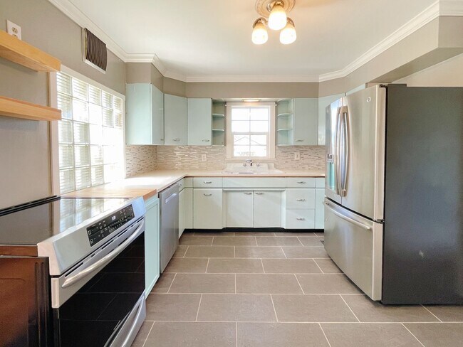 Building Photo - Adorable Midtown Tulsa Bungalow