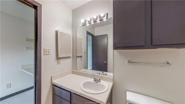 Building Photo - 725 Peppertree Dr