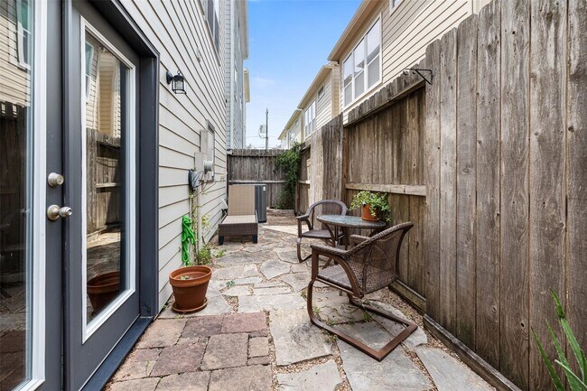 Building Photo - 2712 Sherwin St