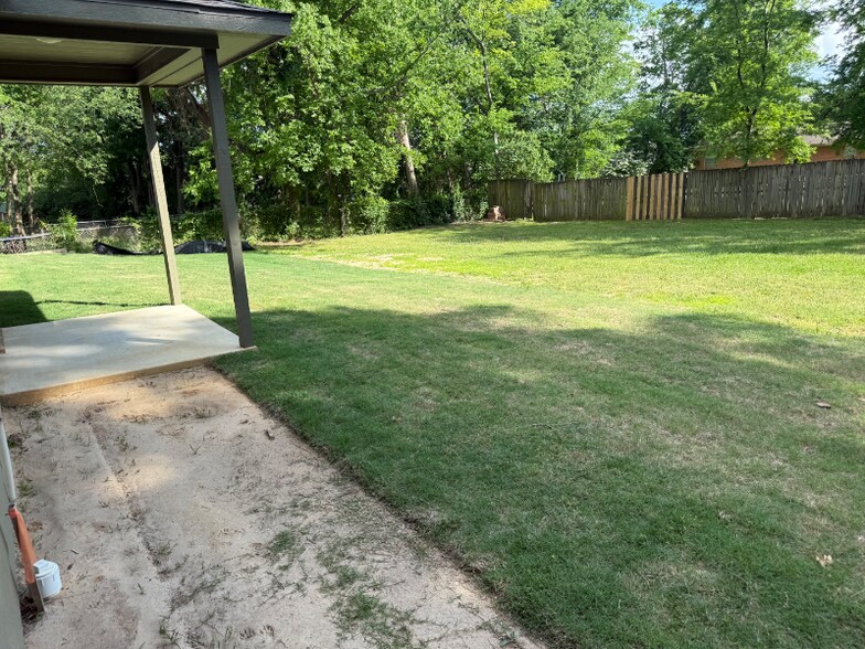 Building Photo - 1002 Glencrest Ln