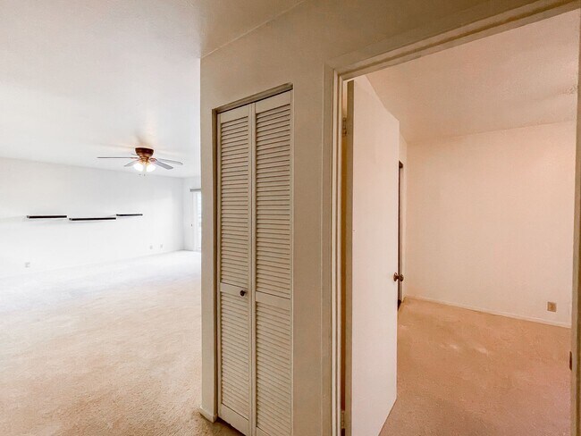 Building Photo - Spacious 2 bedroom, 2 bathroom Condo in Qu...