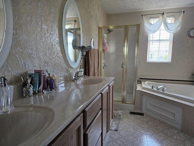 Building Photo - 4540 Redwood Vine Dr