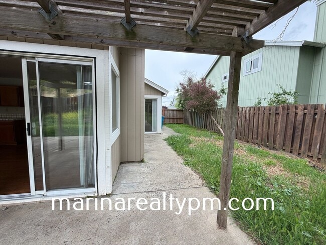 Building Photo - Glen Cove Beauty 3 bed 2.5  bath 2 Story home in established neighborhood