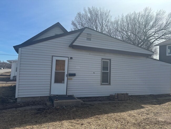 Building Photo - 605 E 14th St