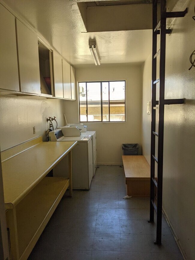 Building Photo - Spacious 2-Bedroom Condo Near Topanga West...