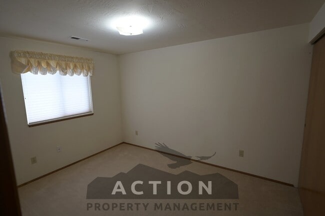 Building Photo - 2 bed, 2 bath, 1 car garage- water, sewer,...