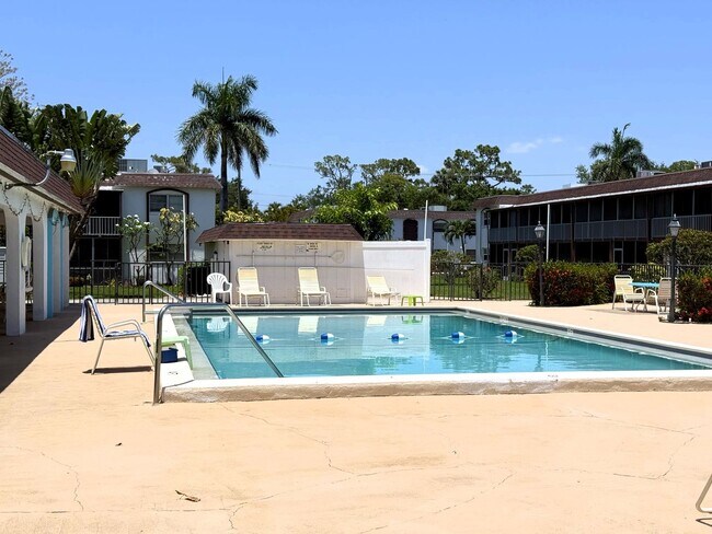 Building Photo - FIRST MONTHS RENT FREE!!! Beautiful 2 MASTER SUITE CONDO in Central Ft. Myers with Over 1200 Sqft.