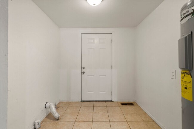 Building Photo - **CHARMING TULSA HOME FOR RENT — ONLY $1,300/MONTH!**