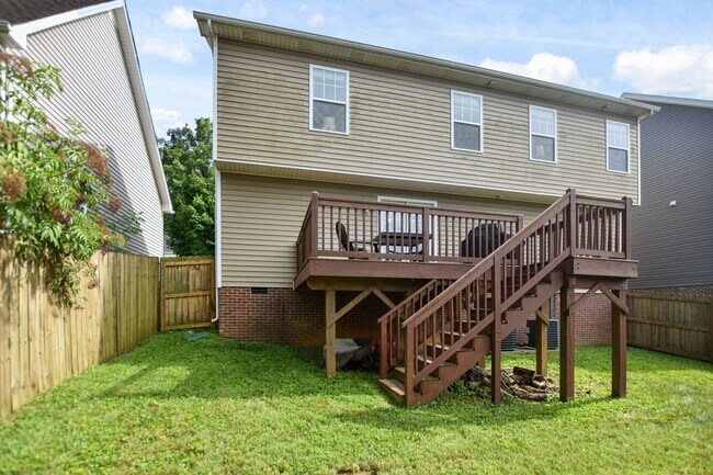 Building Photo - Pet Friendly Three Bedroom!