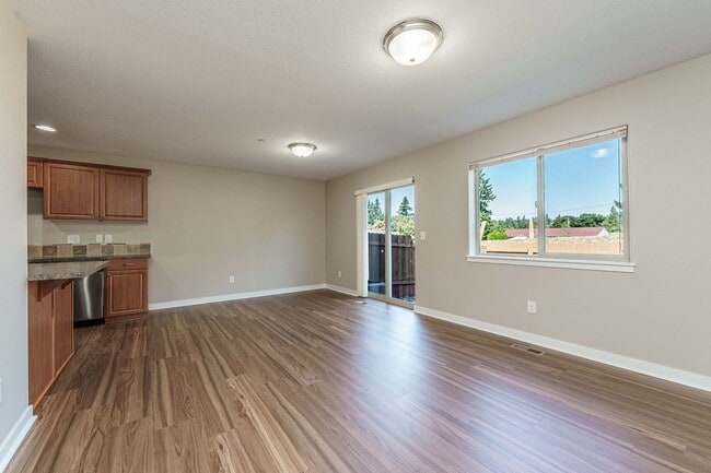 Building Photo - ASK ABOUT AUGUST MOVE IN SPECIAL 3 Bedroom...