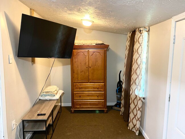 Building Photo - 3BR/1BA Home-Sweet-Home