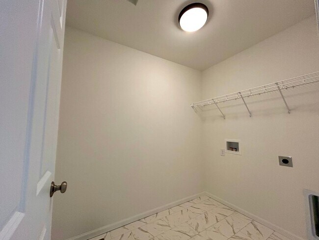 Building Photo - Spacious & Stylish 3-Bed Home with Modern Finishes and Attached 2-Stall Garage