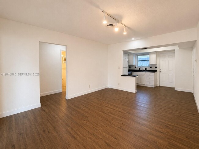 Building Photo - 117 NE 30th Ct