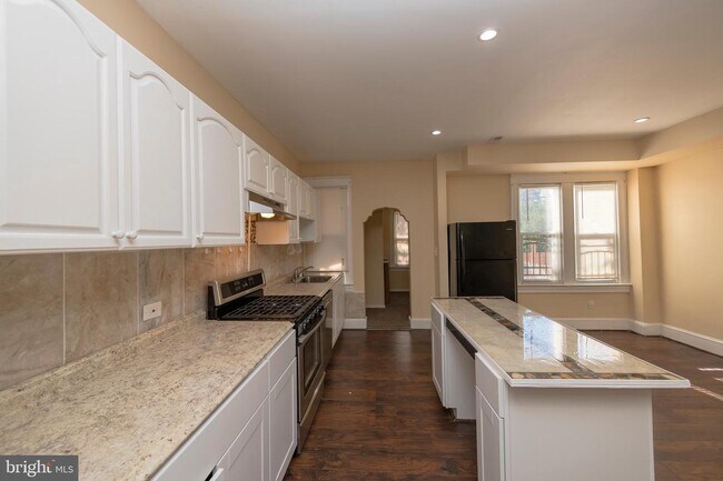 Building Photo - 3317 W Garrison Ave