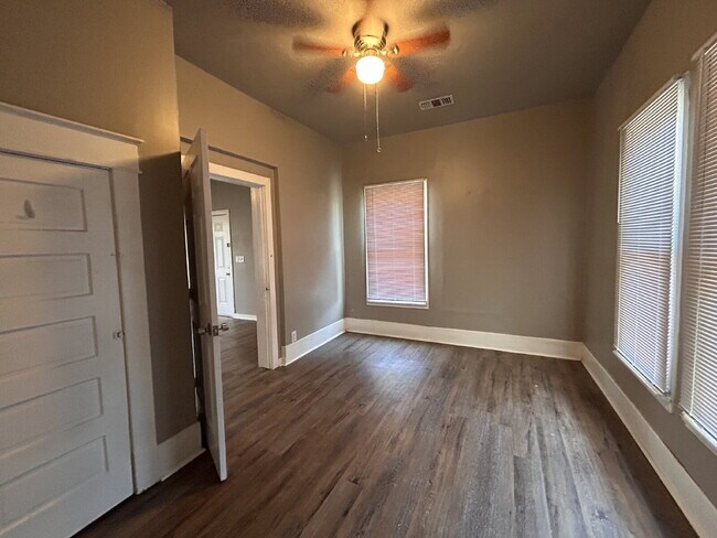Building Photo - This remodeled charmer is close to Tech and ready for new tenants 7-15-26