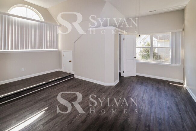 Building Photo - Easy living in this 4 BR, 2.5 BA home