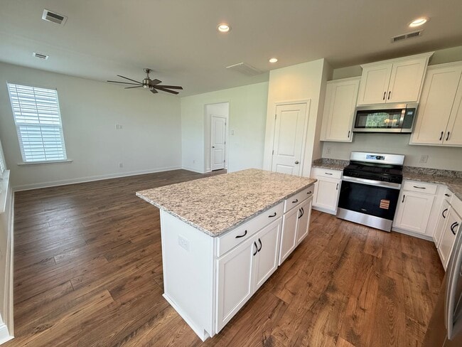 Building Photo - 3 Bedroom 2.5 Bath House in Hawthorne Land...