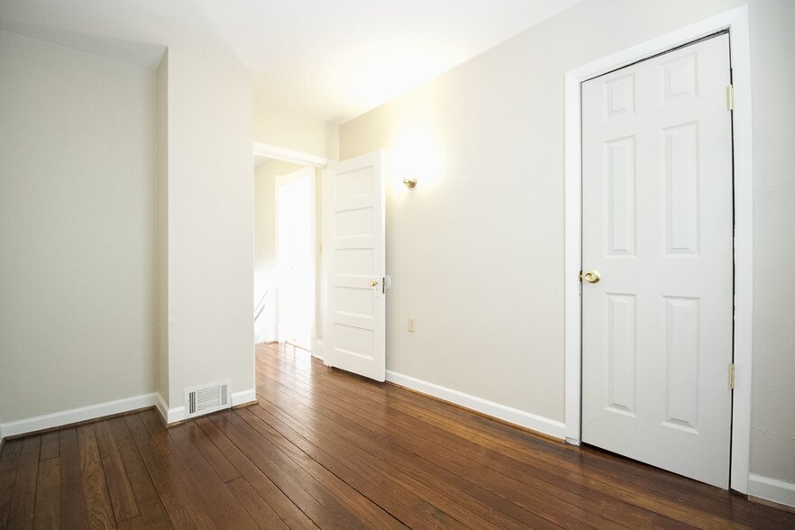 Building Photo - 4015 Eastway St