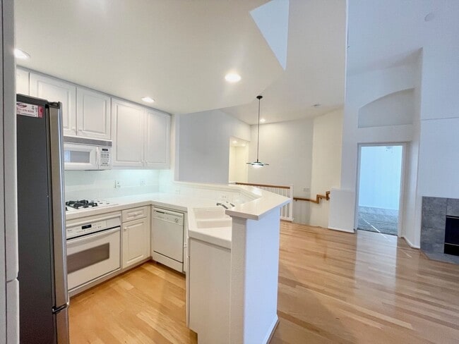 Building Photo - 2 Bedroom 2 Bath Condo with attached garage!