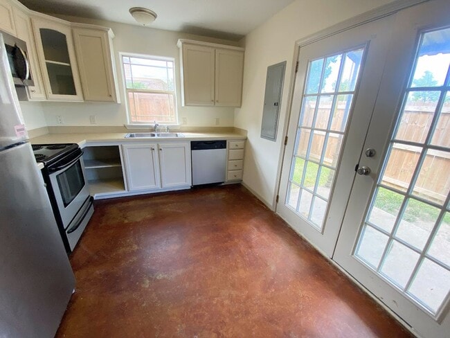 Building Photo - 2-Bed, 2.5-Bath Townhouse Near McNeese State University!!