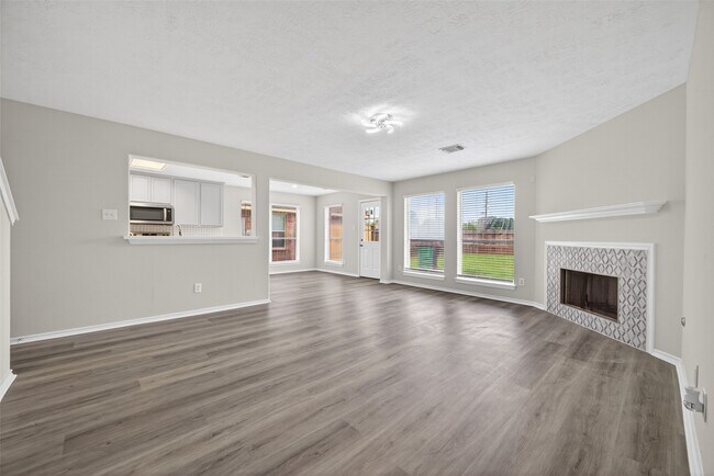 Building Photo - 6915 Great Oaks Shadow Dr
