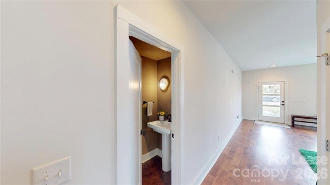 Building Photo - 1220 Lomax Ave