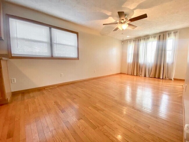 Building Photo - Three Bedroom in Battle Creek