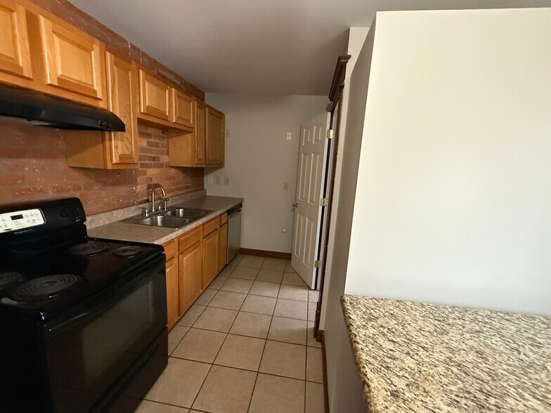 Building Photo - 1360 S High St