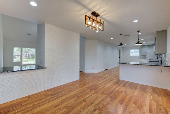 Building Photo - 19403 Lake Hollow Ln